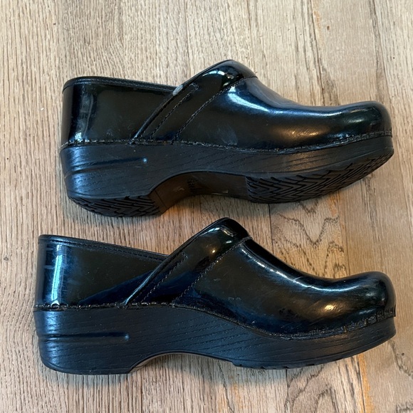 Dansko Black Shiny Mules - Picture 4 of 7